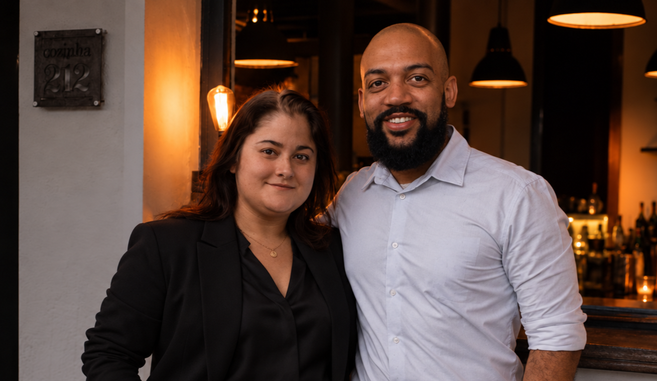 Aiyrá Kayode e Vera Lygia lado a lado na entrada do bar