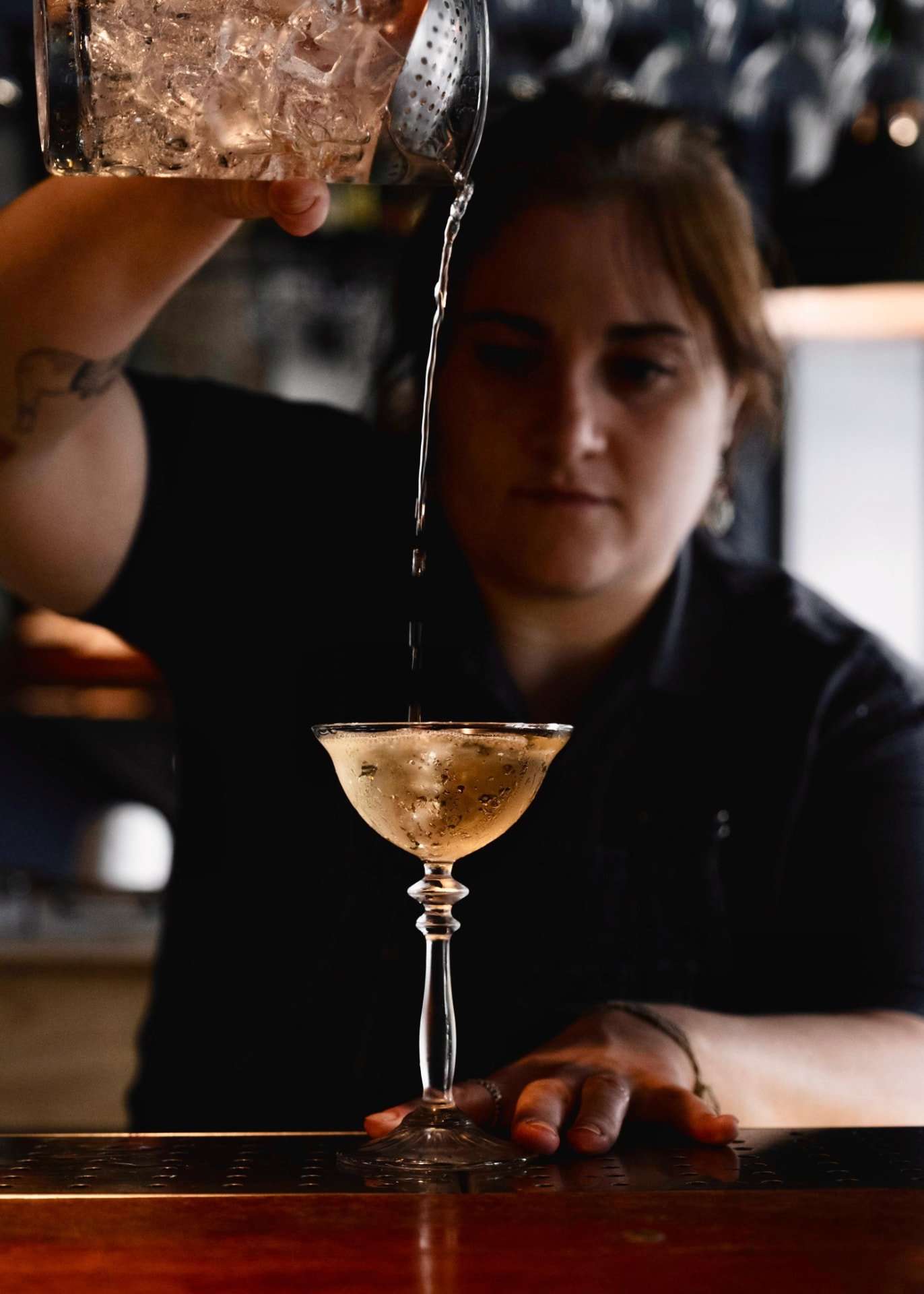 Vera em processo de execução de um coquetel no bar